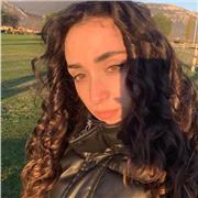 Docente di biologia impartisce lezioni di biologia, scienze naturali e chimica a studenti del liceo e scuole medie